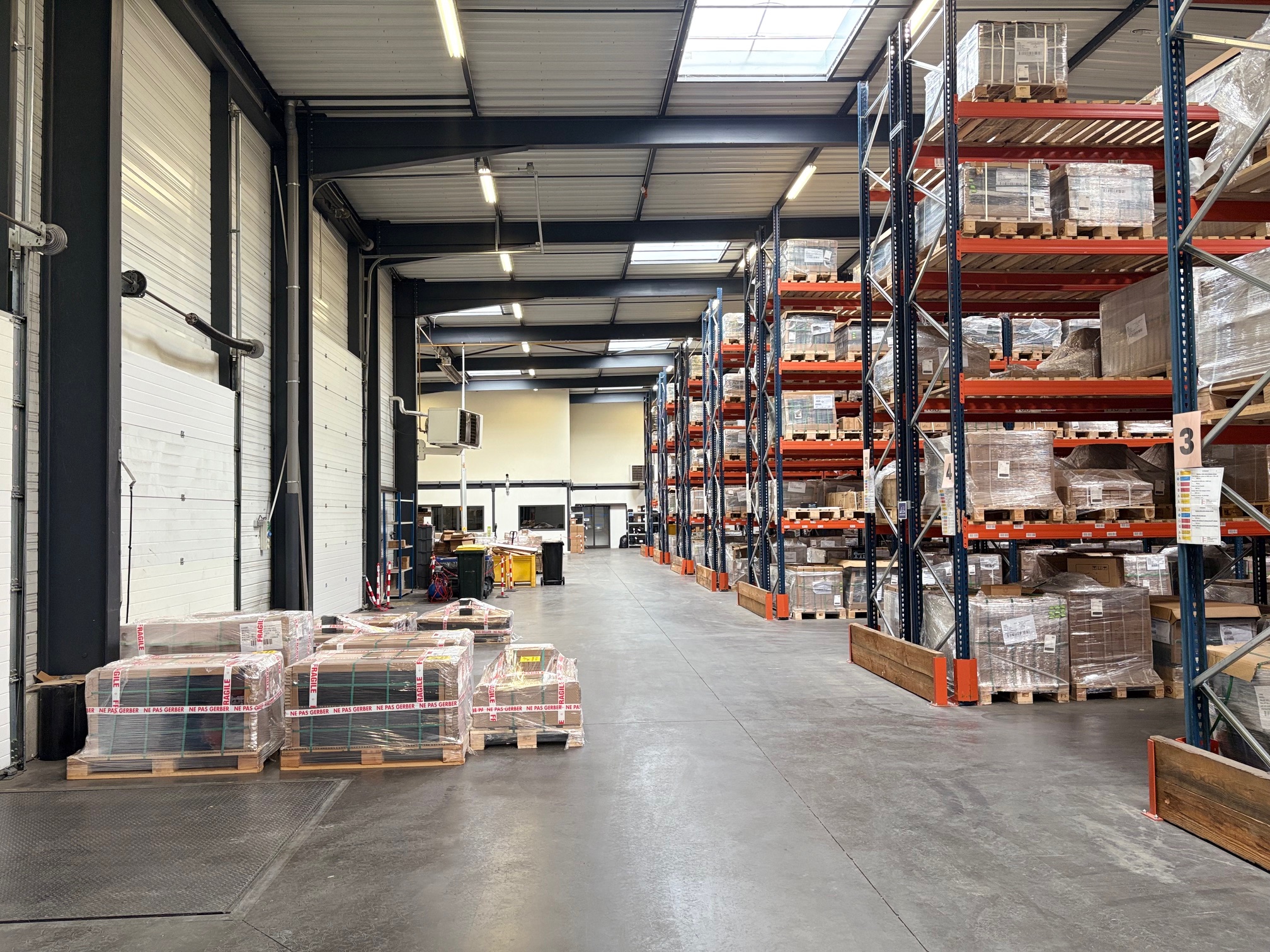 Allée de stockage et portes de chargement de notre entrepôt